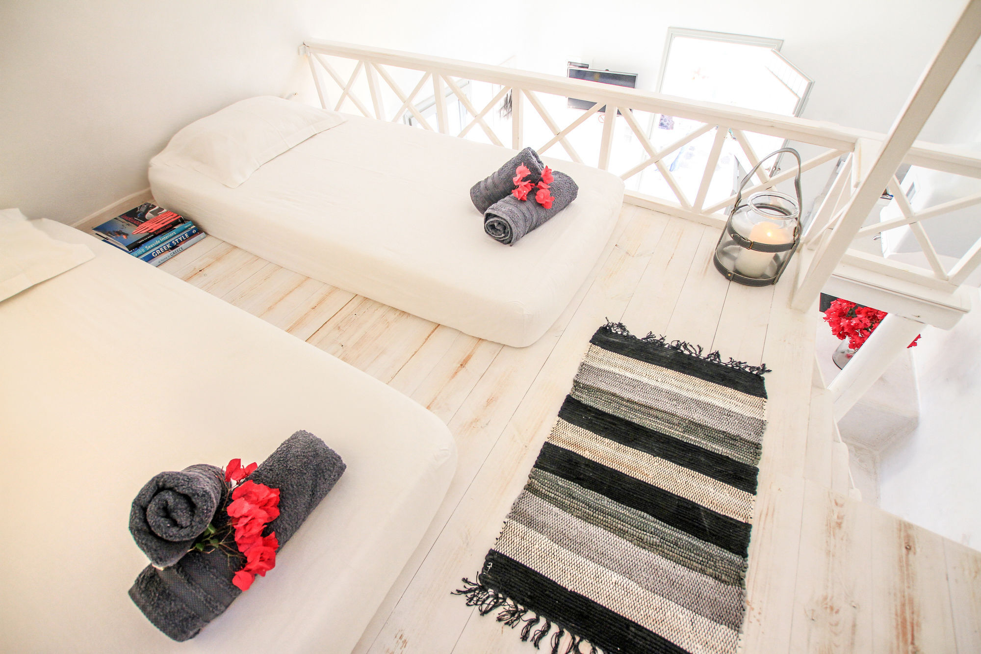 Shades Of White Apartment *