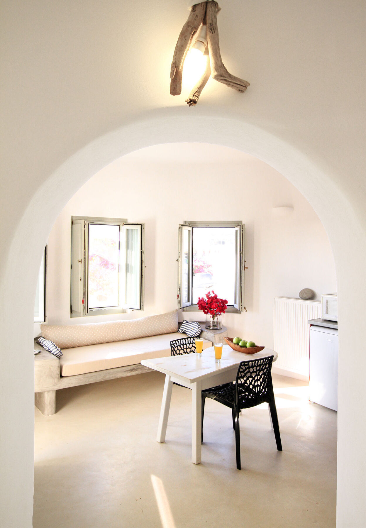 Shades Of White Apartment *