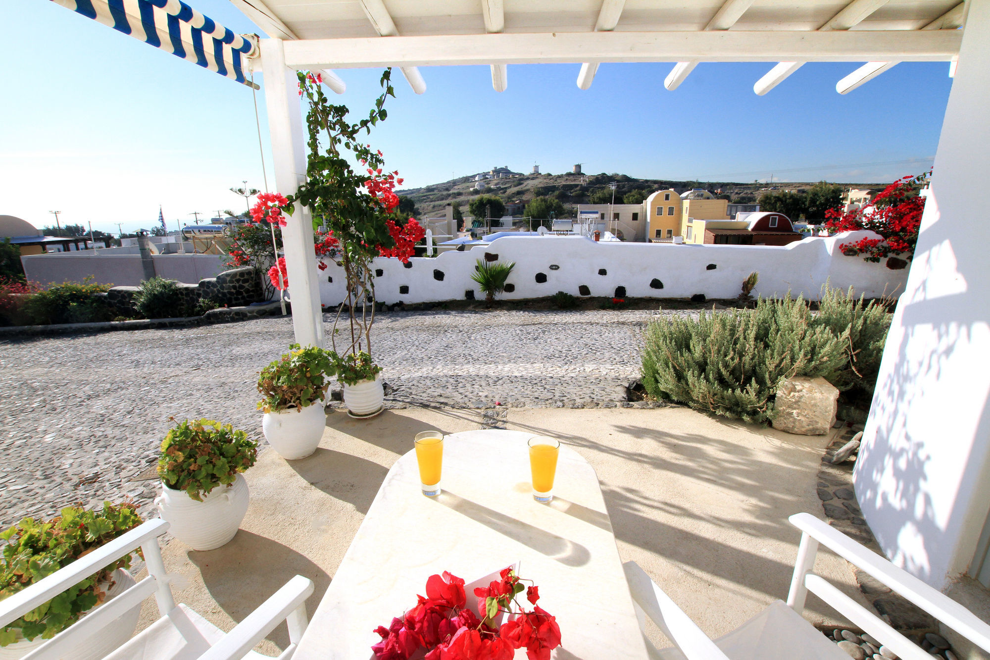 Apartment Shades Of White Emporio (Santorini)