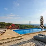 Majestic Chateau - Spectacular Seascapes & Pool