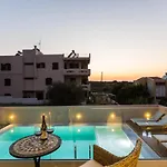 Villa Amelia I Free 9 Seater Mini Van & Pool