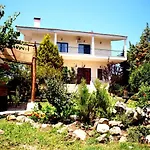 The White Rabbit Guesthouse Eco-Lodge Spacious Apartment