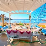 Beach Studio - Sleeps 2 & Private Ocean Terrace