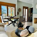 Kiki\'S Seaview Villa