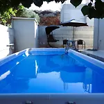 Niki\'S House