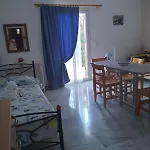 Makis Studios & Apartments