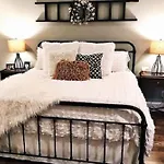 Athena\'S Cozy Apartment With A Roof Top