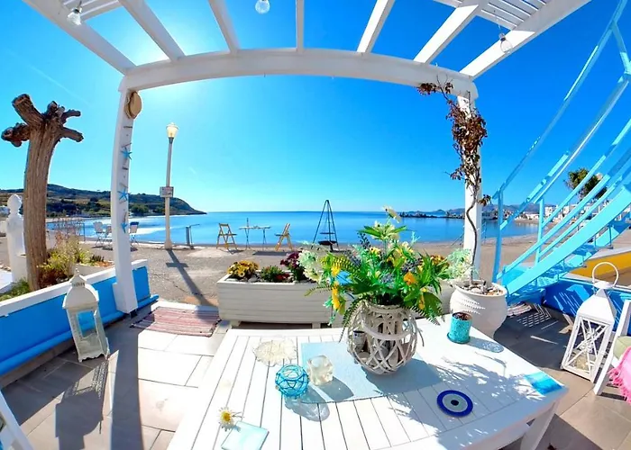 Beach Studio - Sleeps 2 & Private Ocean Terrace