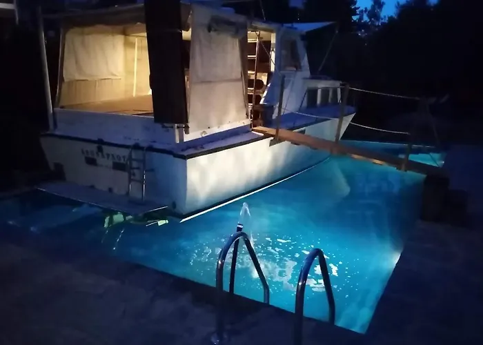 Leonardo, Houseboat In The Pool