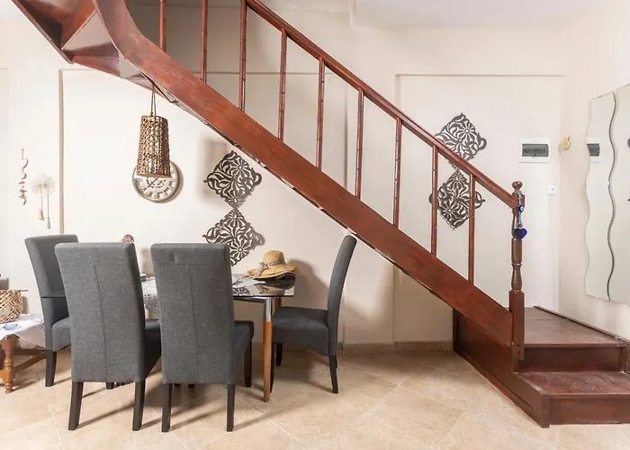 Kapa Apartment - Beachfront, 3 Min Walk To Mamalouka