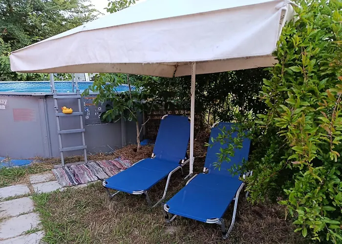 Beautiful Nearby Beach House With Garden, Private Pool And Large Yard