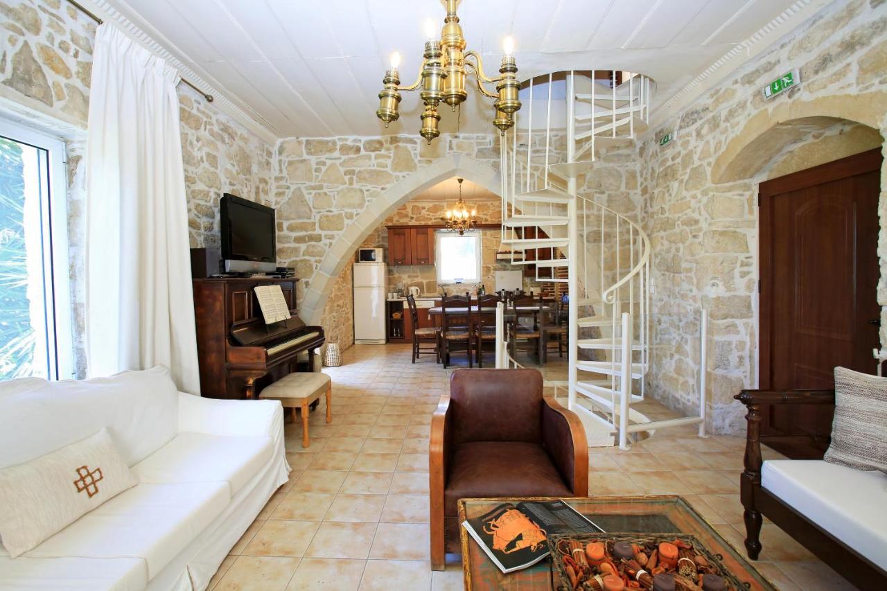 Oasis Kamilari
