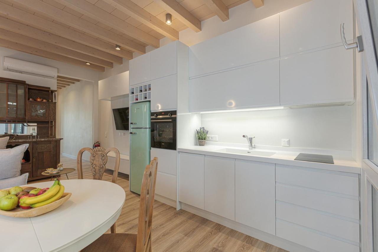 V77 Seafront Apartment