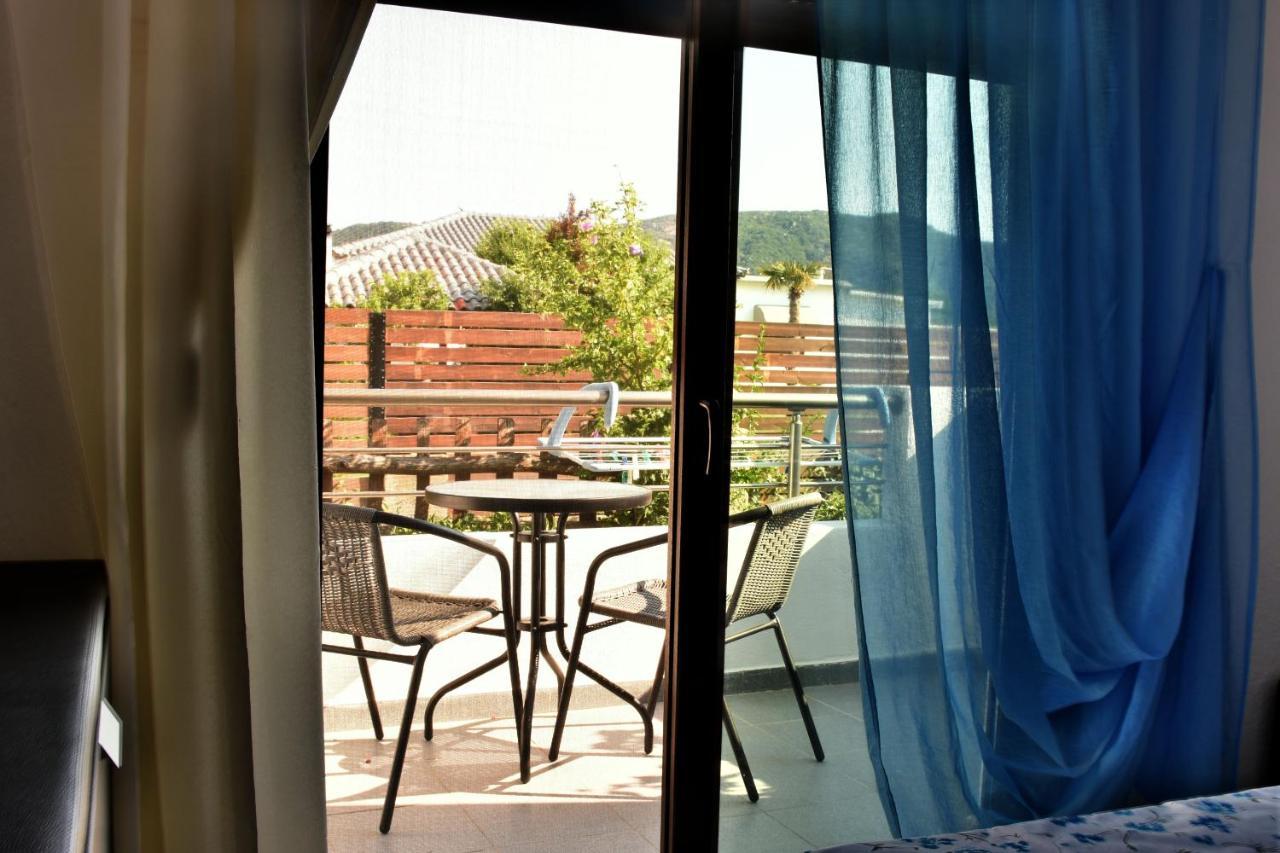 Theano * Paralia Sikias