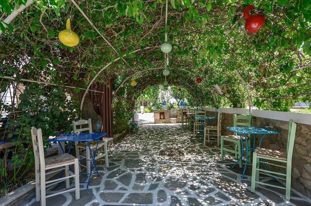 Tasia Aparthotel 3*