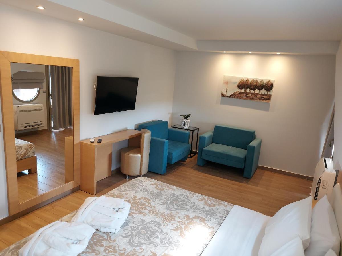 Epavlis Hotel *