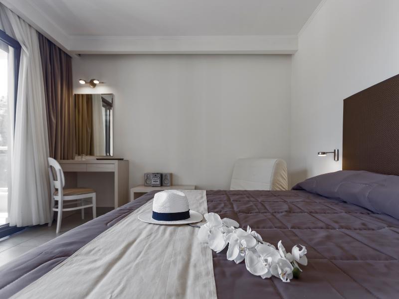 Hotel Lagomandra Beach Hotel 4*