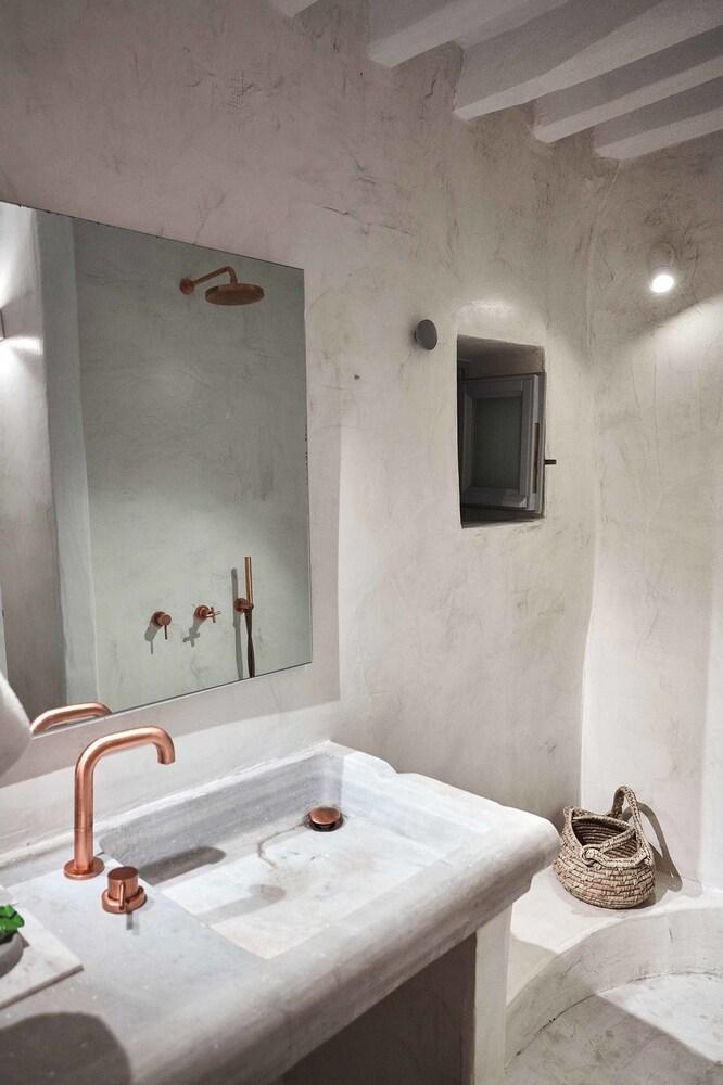 Living Theros Luxury 3*