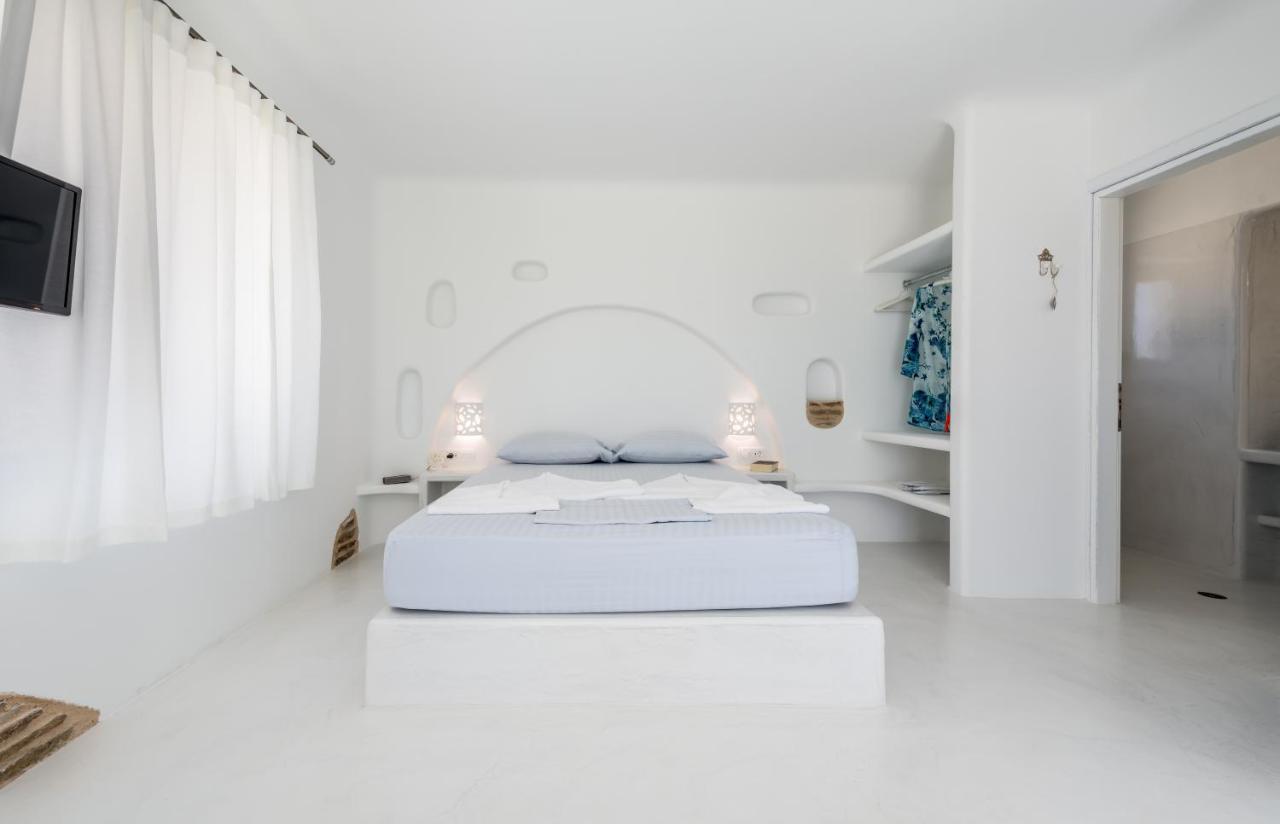 Blu And Adamantas (Milos)