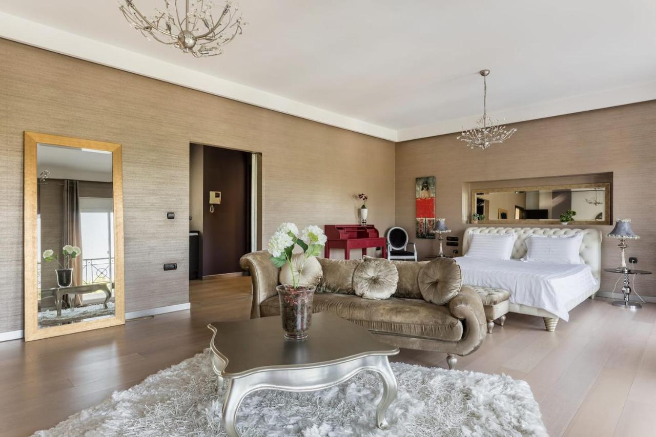 Elena Villa *