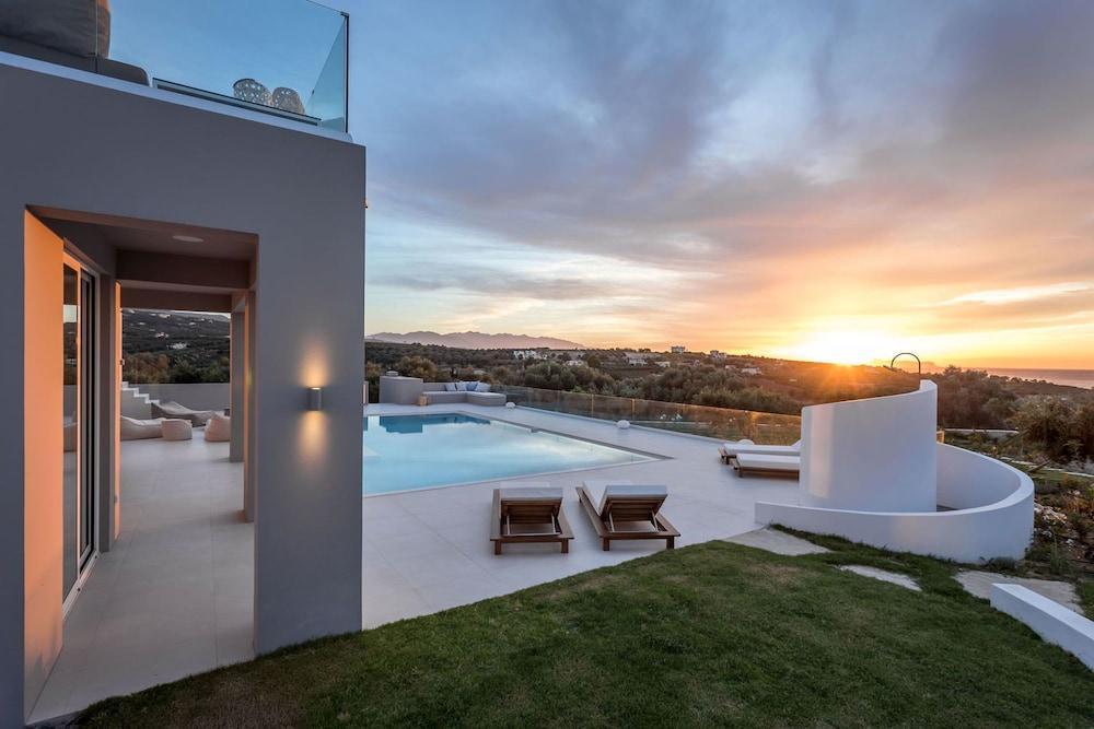 White Grace - A Seductive World Of Luxury Pigi (Crete)