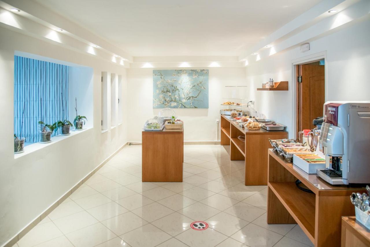 Hiona Hotel 3*