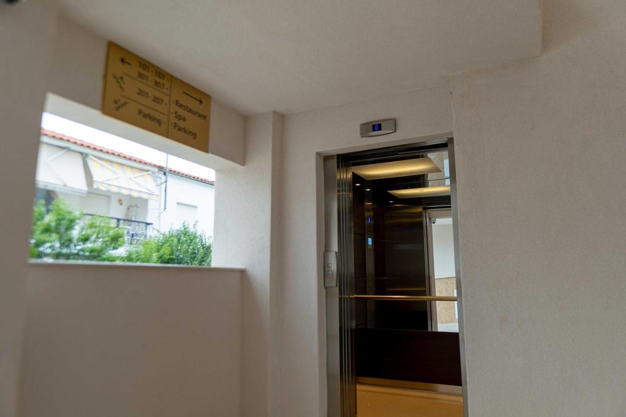 Mirror Hotel Polychrono