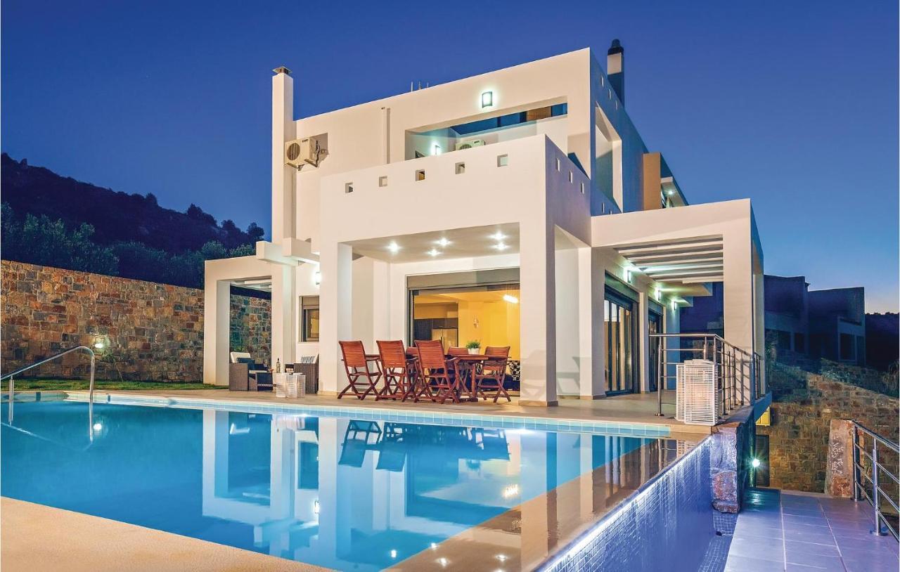 6 Bedroom Beautiful In Lasithi, Crete Holiday home *