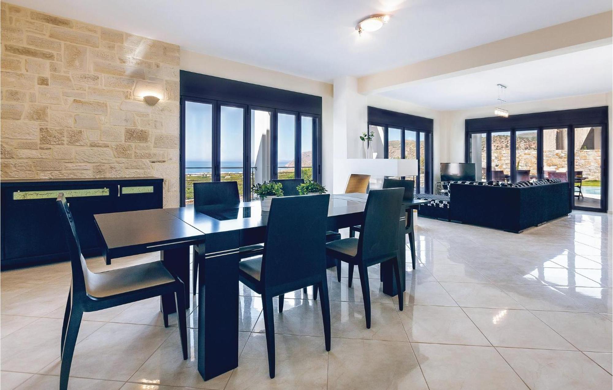 6 Bedroom Beautiful In Lasithi, Crete Holiday home Milatos