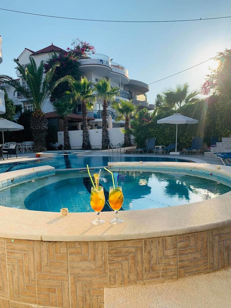 White Palace Aparthotel