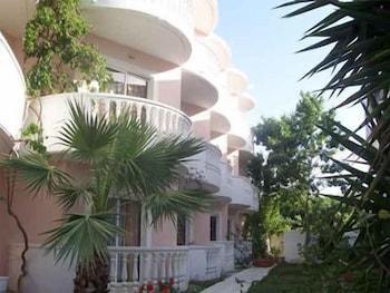 White Palace Aparthotel