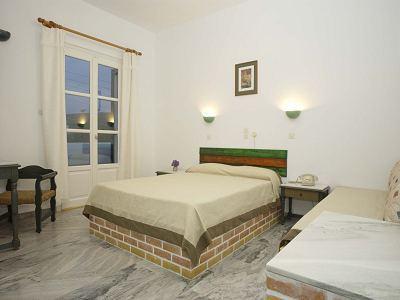 Manos Hotel 2*