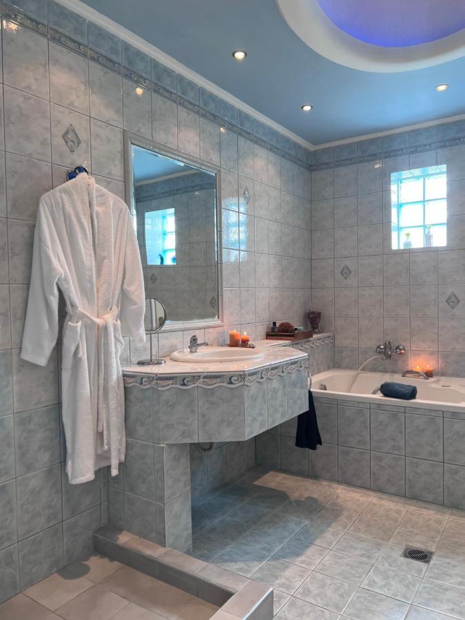 E L Urban Villa. Villa