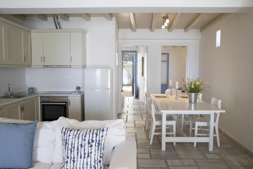 Beachfront 2br - Free Parking