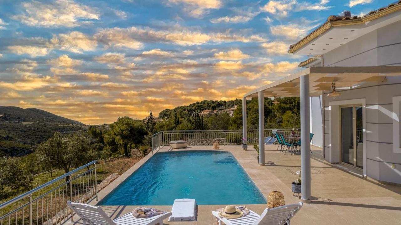 Villa Guesto With Private Pool Anafonitria