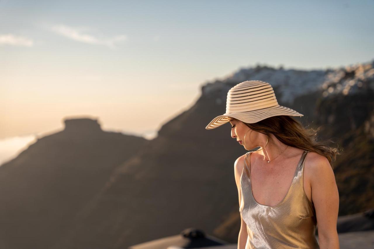 Airth Santorini Suites