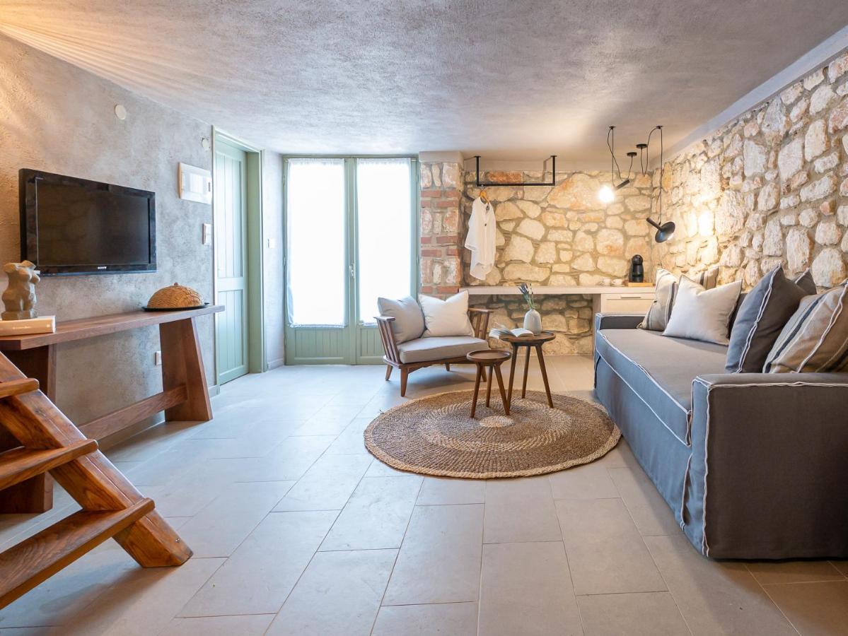 Petrino Eco Village Hotel 4*