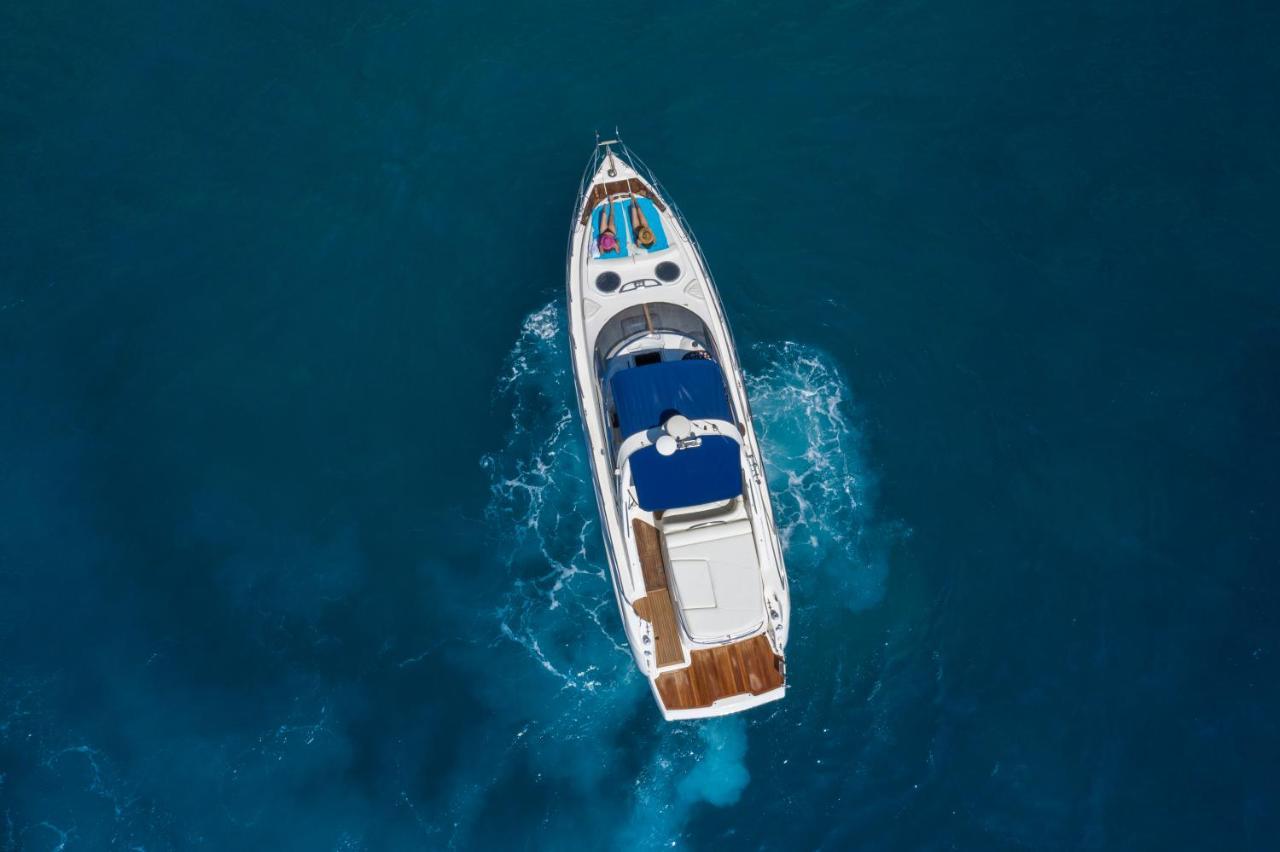 Botel Daily Cruises Private Yachts