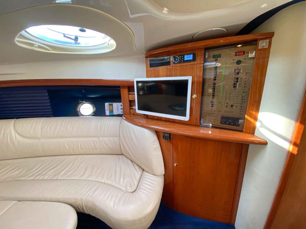 Botel Daily Cruises Private Yachts *