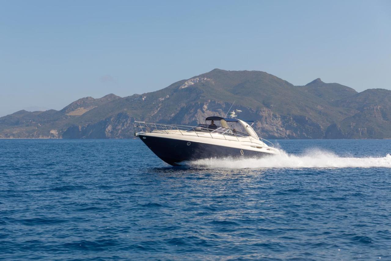 Botel Daily Cruises Private Yachts *