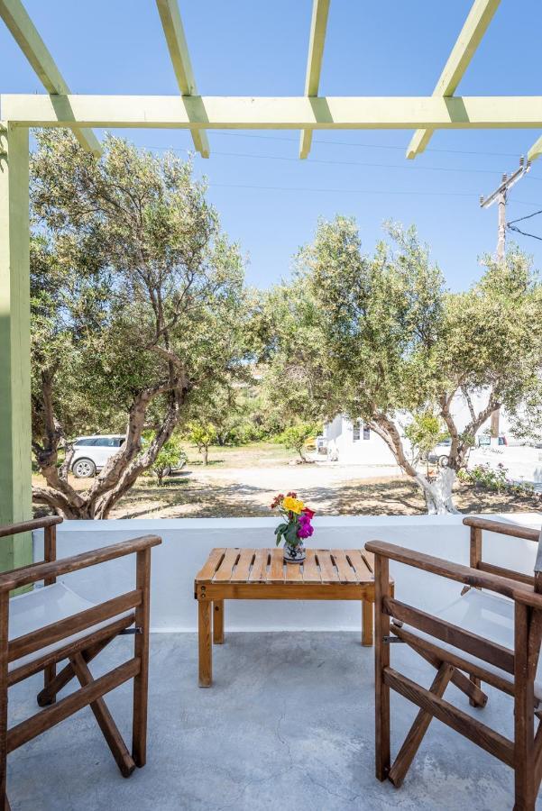 Pente Elies Milos Hotel Pollonia