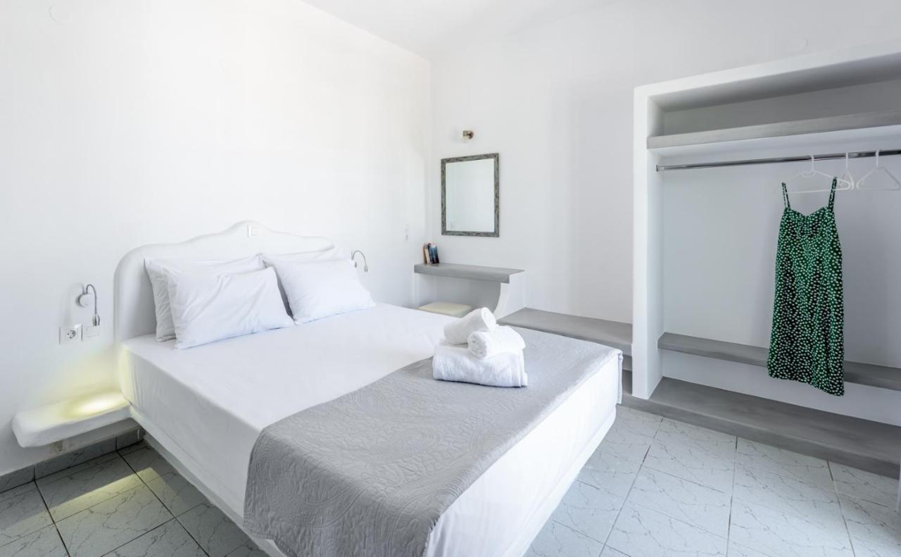 Pente Elies Milos Hotel