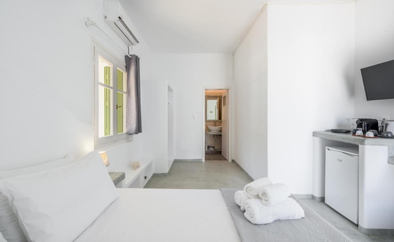 Pente Elies Milos Hotel Pollonia