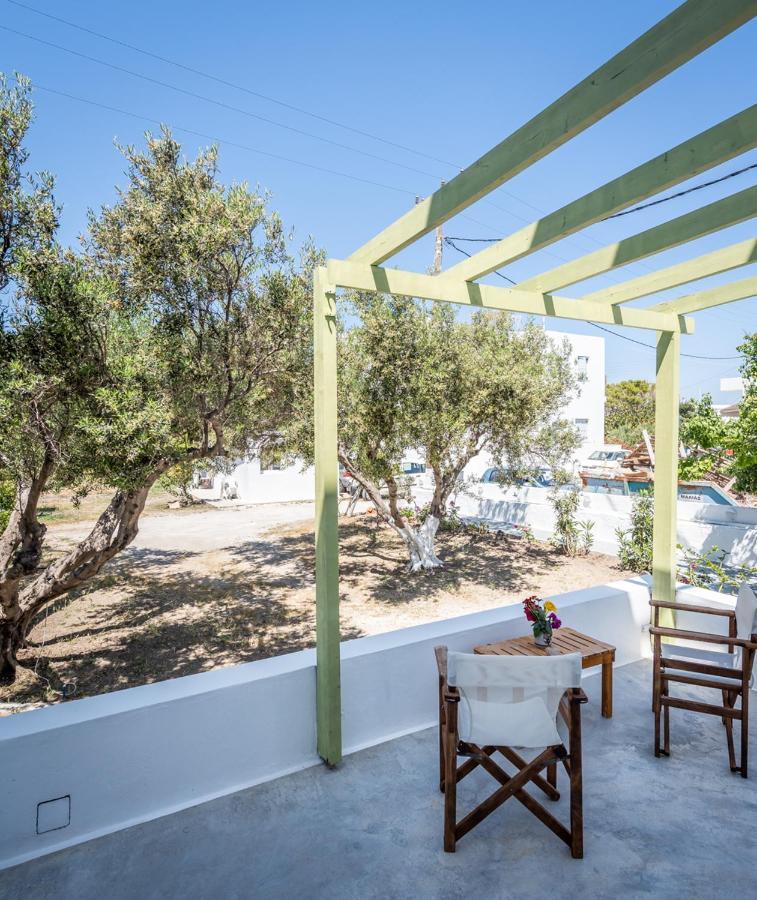 Pente Elies Milos Hotel Pollonia