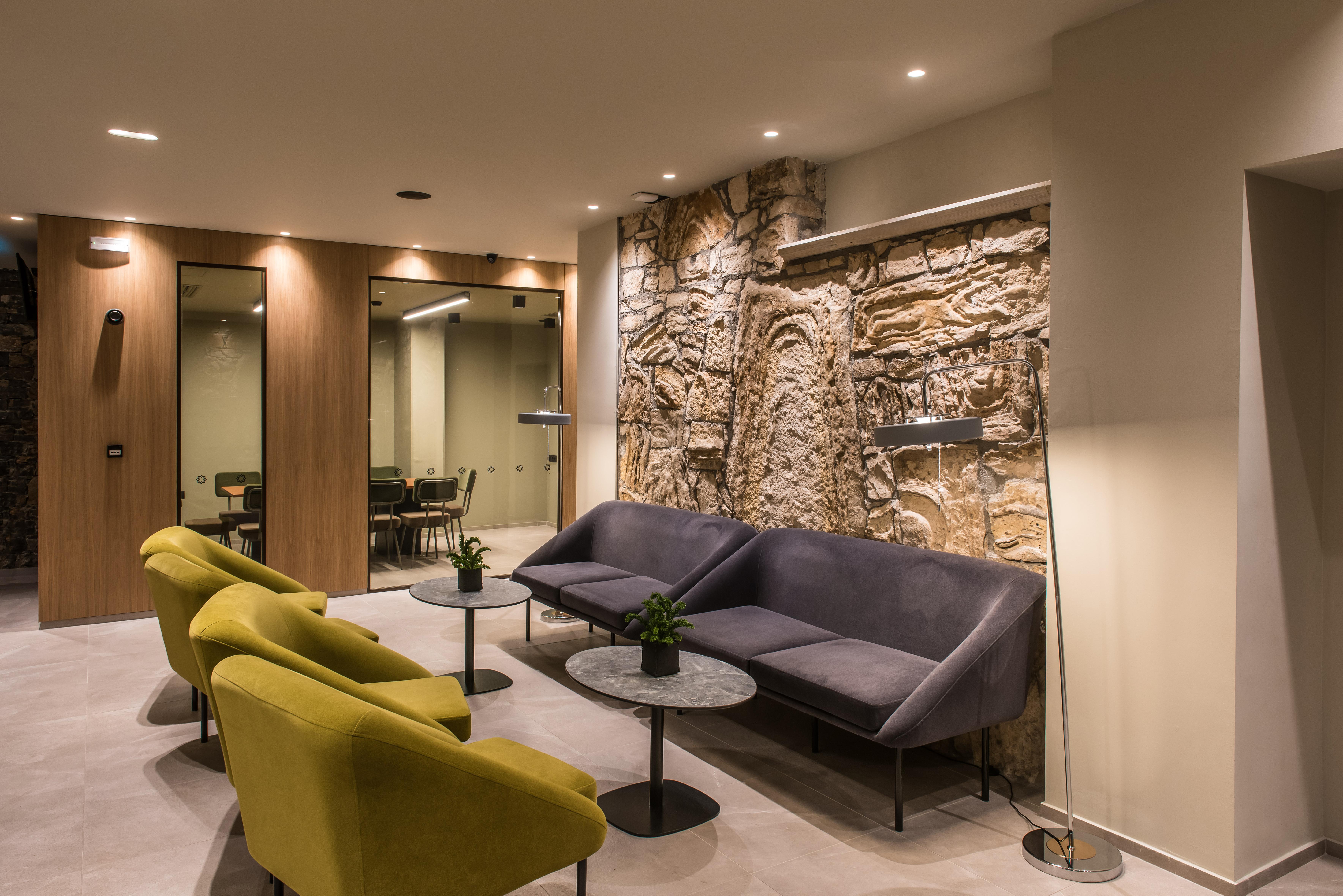 Petousis & Hotel 4*