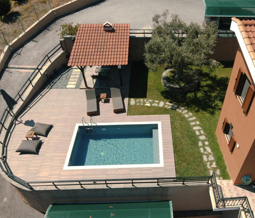 Sea View Villas *