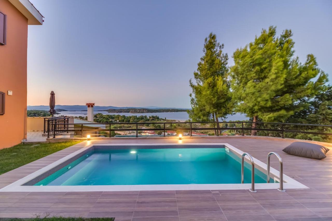 Sea View Villas *