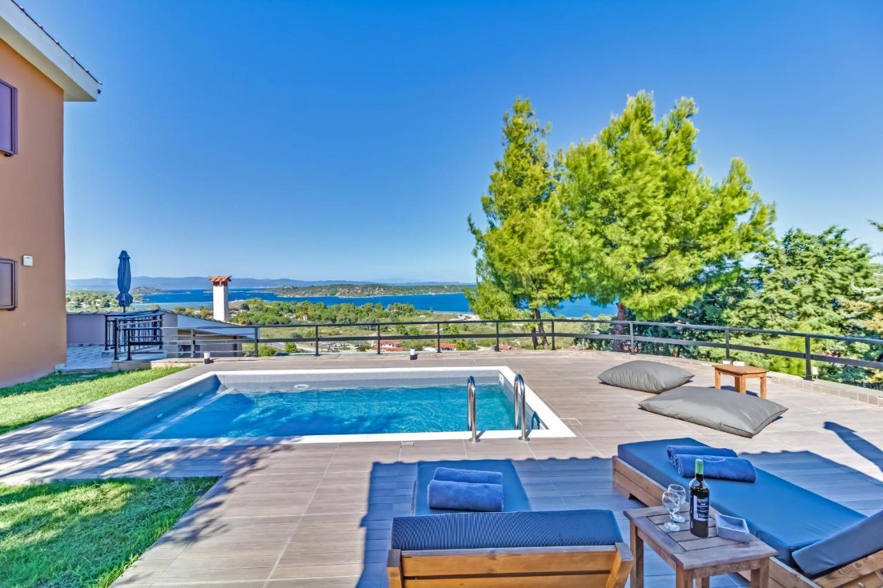 Sea View Villas *