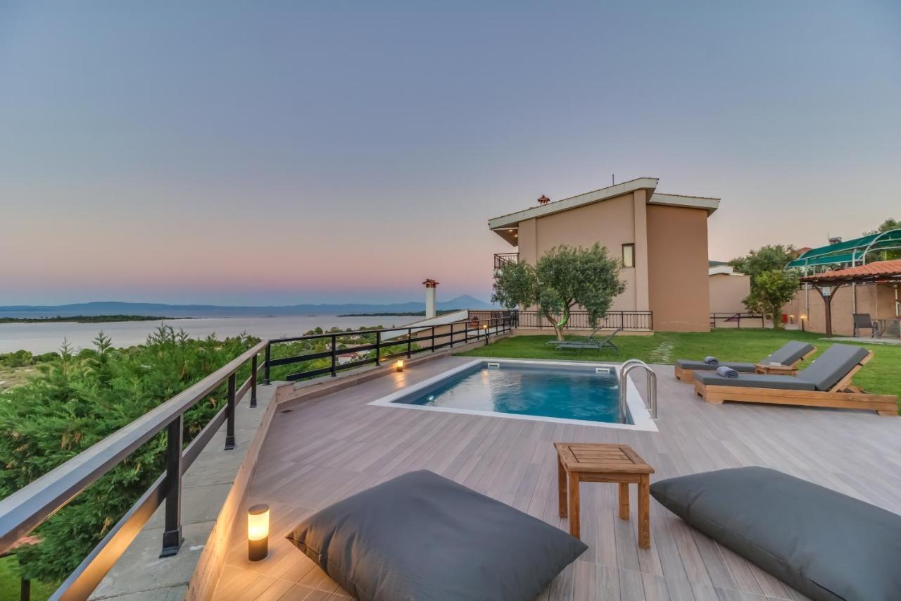 Sea View Villas *