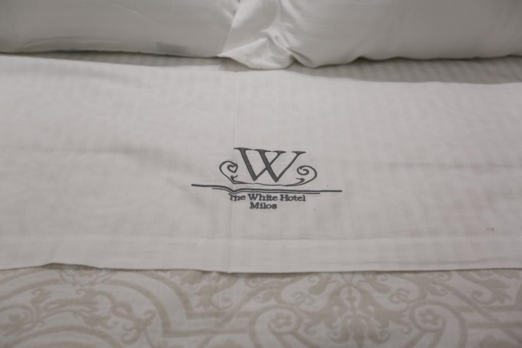 The White 2* Adamantas (Milos)